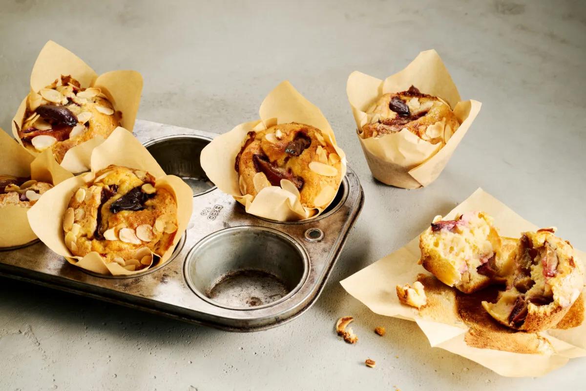Muffins aux pruneaux. Das fertige Gericht schön angerichtet und fotografiert aus Vogelperspektive (Food Fotografie). Serviervorschlag, Original Tiptopf Rezept, aus dem bekanntesten Kochbuch der Schweiz