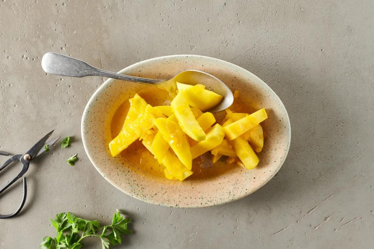 Chou-rave au safran. Das fertige Gericht schön angerichtet und fotografiert aus Vogelperspektive (Food Fotografie). Serviervorschlag, Original Tiptopf Rezept, aus dem bekanntesten Kochbuch der Schweiz