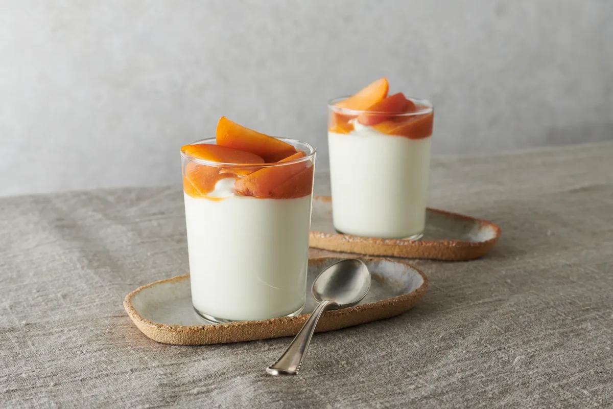 Flans au yogourt. Das fertige Gericht schön angerichtet und fotografiert aus Vogelperspektive (Food Fotografie). Serviervorschlag, Original Tiptopf Rezept, aus dem bekanntesten Kochbuch der Schweiz