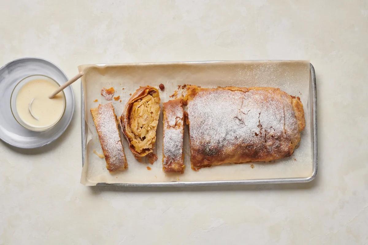 Strudel aux pommes. Das fertige Gericht schön angerichtet und fotografiert aus Vogelperspektive (Food Fotografie). Serviervorschlag, Original Tiptopf Rezept, aus dem bekanntesten Kochbuch der Schweiz