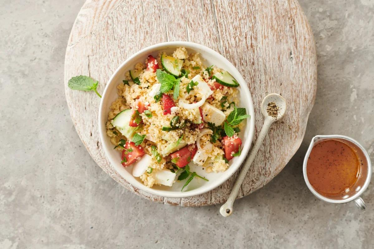 Salade de couscous. Das fertige Gericht schön angerichtet und fotografiert aus Vogelperspektive (Food Fotografie). Serviervorschlag, Original Tiptopf Rezept, aus dem bekanntesten Kochbuch der Schweiz