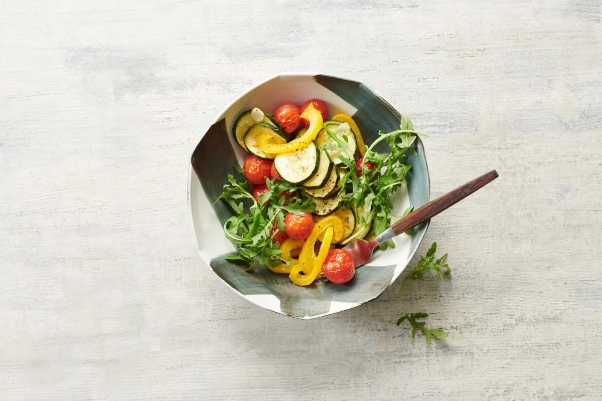 Salade d’été aux légumes. Das fertige Gericht schön angerichtet und fotografiert aus Vogelperspektive (Food Fotografie). Serviervorschlag, Original Tiptopf Rezept, aus dem bekanntesten Kochbuch der Schweiz