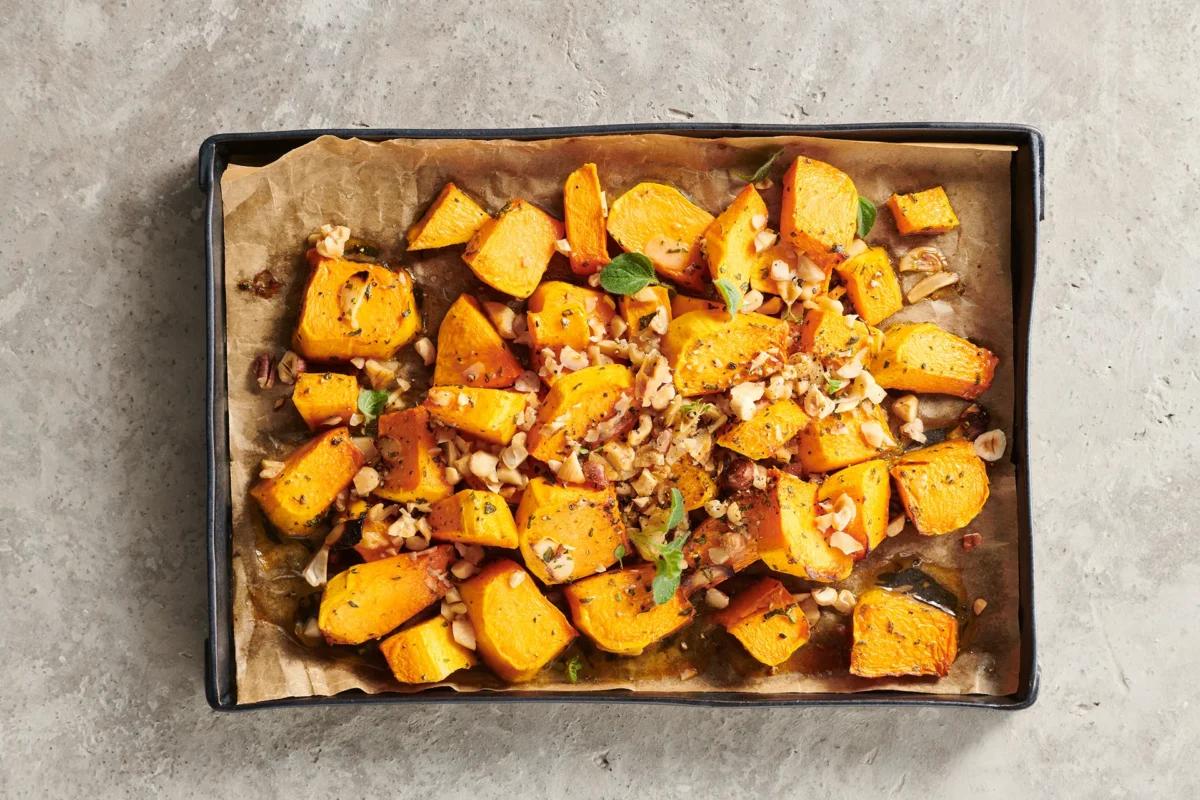 Courge au four. Das fertige Gericht schön angerichtet und fotografiert aus Vogelperspektive (Food Fotografie). Serviervorschlag, Original Tiptopf Rezept, aus dem bekanntesten Kochbuch der Schweiz