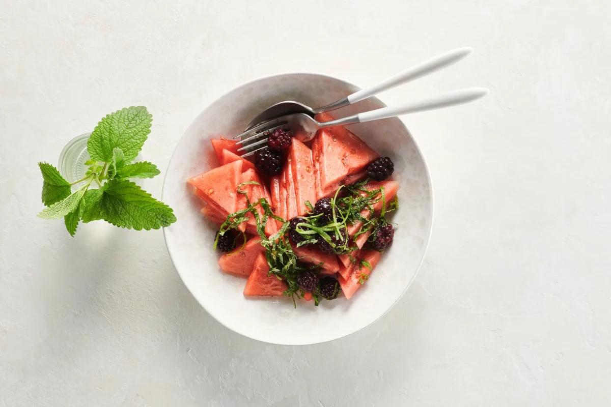 Salade de pastèque. Das fertige Gericht schön angerichtet und fotografiert aus Vogelperspektive (Food Fotografie). Serviervorschlag, Original Tiptopf Rezept, aus dem bekanntesten Kochbuch der Schweiz