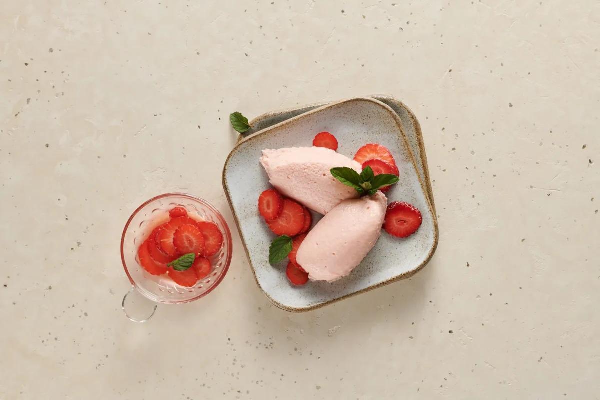 Mousse à la rhubarbe. Das fertige Gericht schön angerichtet und fotografiert aus Vogelperspektive (Food Fotografie). Serviervorschlag, Original Tiptopf Rezept, aus dem bekanntesten Kochbuch der Schweiz