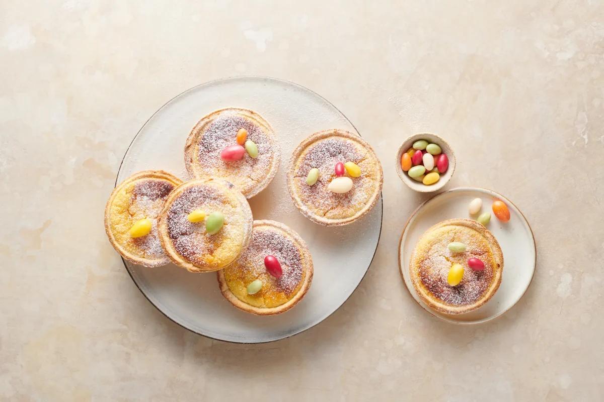 Tartelettes de Pâques. Das fertige Gericht schön angerichtet und fotografiert aus Vogelperspektive (Food Fotografie). Serviervorschlag, Original Tiptopf Rezept, aus dem bekanntesten Kochbuch der Schweiz