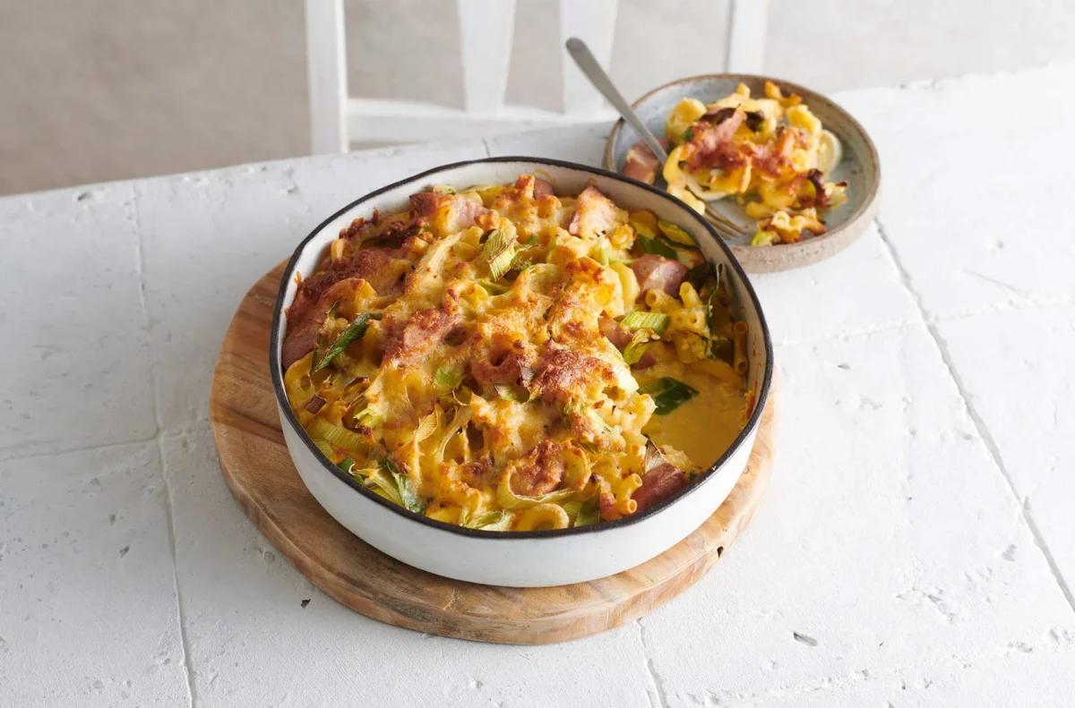 Gratin de cornettes. Das fertige Gericht schön angerichtet und fotografiert aus Vogelperspektive (Food Fotografie). Serviervorschlag, Original Tiptopf Rezept, aus dem bekanntesten Kochbuch der Schweiz