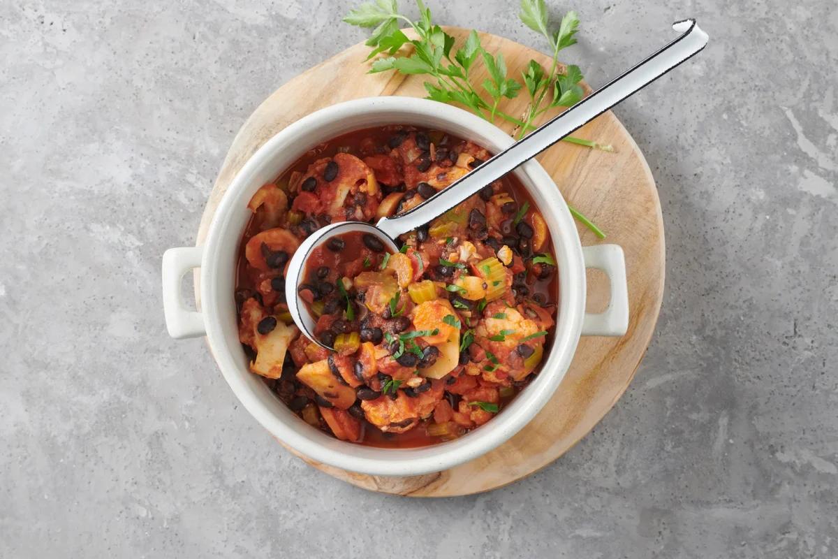 Chili con verduras. Das fertige Gericht schön angerichtet und fotografiert aus Vogelperspektive (Food Fotografie). Serviervorschlag, Original Tiptopf Rezept, aus dem bekanntesten Kochbuch der Schweiz