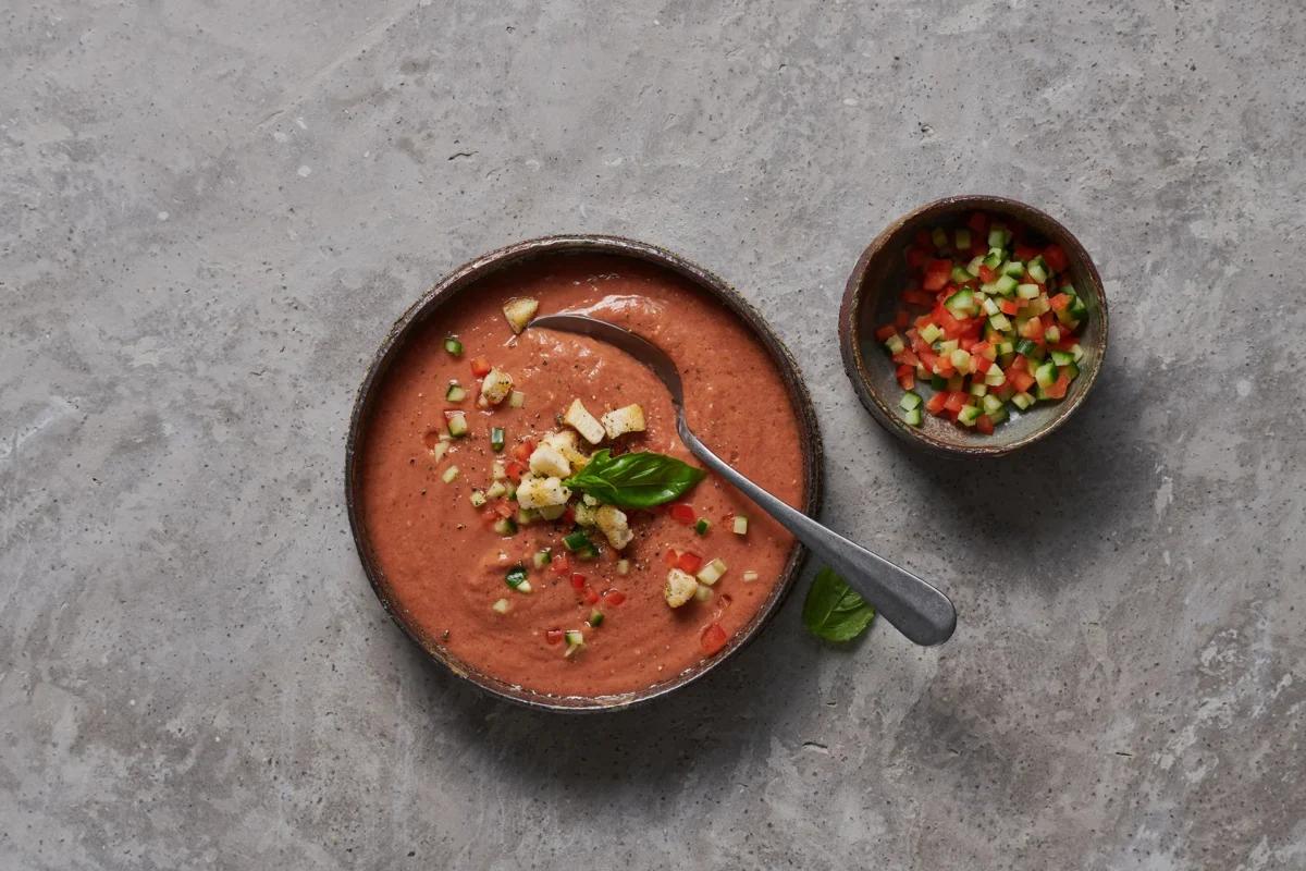 Gaspacho. Das fertige Gericht schön angerichtet und fotografiert aus Vogelperspektive (Food Fotografie). Serviervorschlag, Original Tiptopf Rezept, aus dem bekanntesten Kochbuch der Schweiz