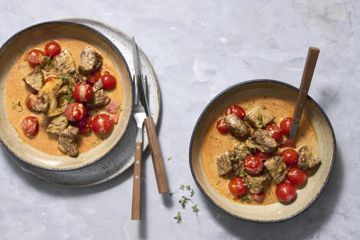 Ragoût d’été. Das fertige Gericht schön angerichtet und fotografiert aus Vogelperspektive (Food Fotografie). Serviervorschlag, Original Tiptopf Rezept, aus dem bekanntesten Kochbuch der Schweiz