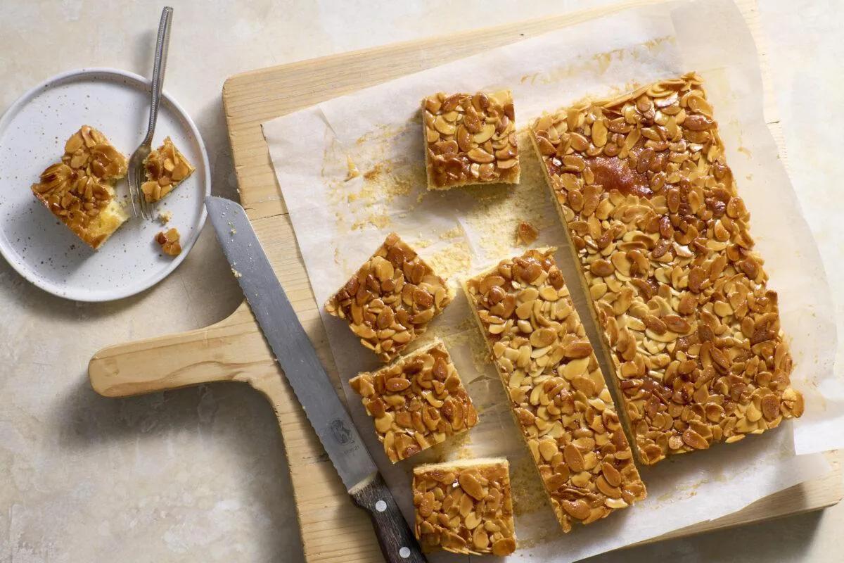 Carrés aux amandes. Das fertige Gericht schön angerichtet und fotografiert aus Vogelperspektive (Food Fotografie). Serviervorschlag, Original Tiptopf Rezept, aus dem bekanntesten Kochbuch der Schweiz
