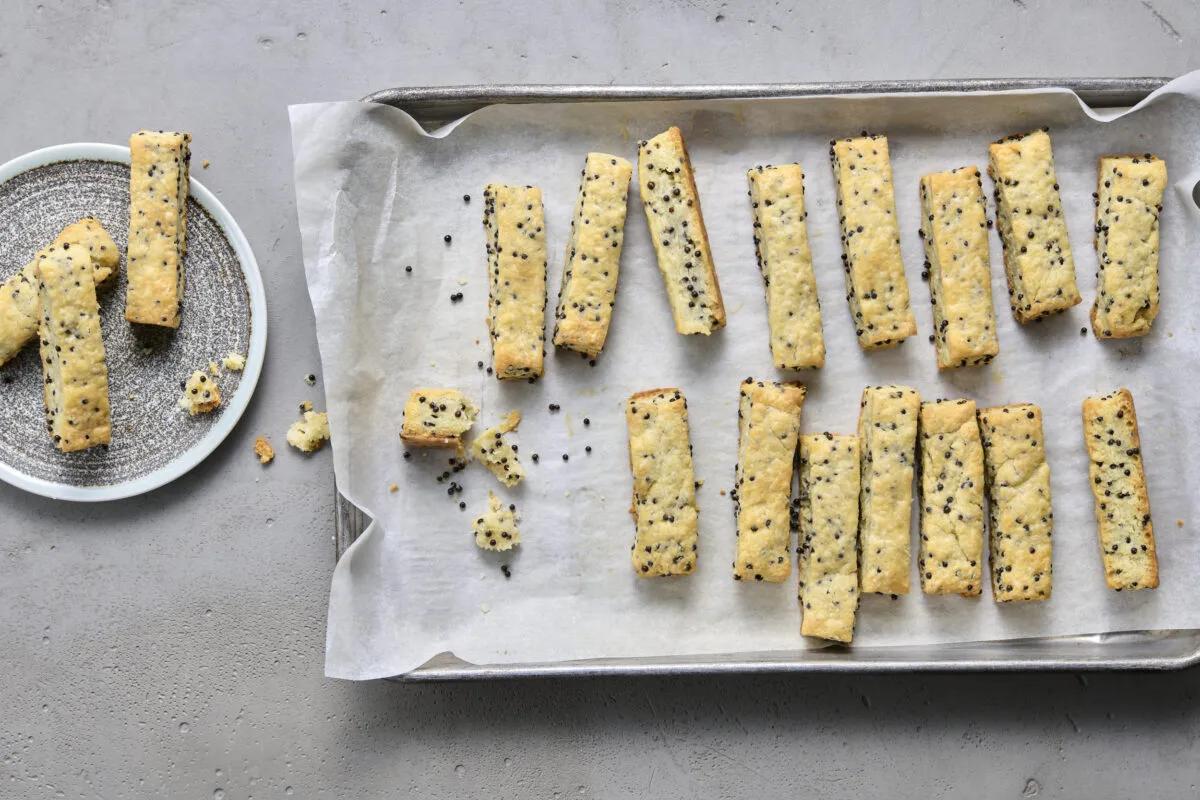 Bâtonnets au fromage et aux graines. Das fertige Gericht schön angerichtet und fotografiert aus Vogelperspektive (Food Fotografie). Serviervorschlag, Original Tiptopf Rezept, aus dem bekanntesten Kochbuch der Schweiz