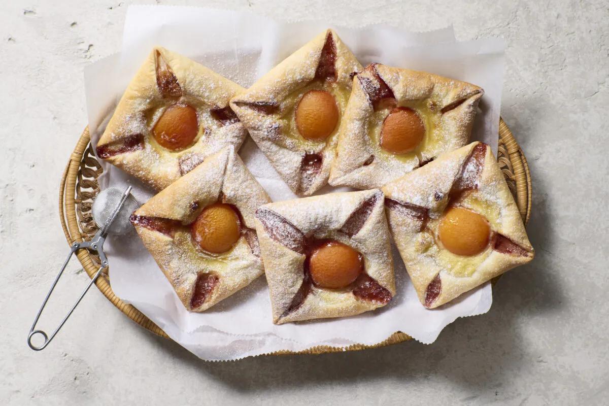 Feuilletés à la vanille. Das fertige Gericht schön angerichtet und fotografiert aus Vogelperspektive (Food Fotografie). Serviervorschlag, Original Tiptopf Rezept, aus dem bekanntesten Kochbuch der Schweiz