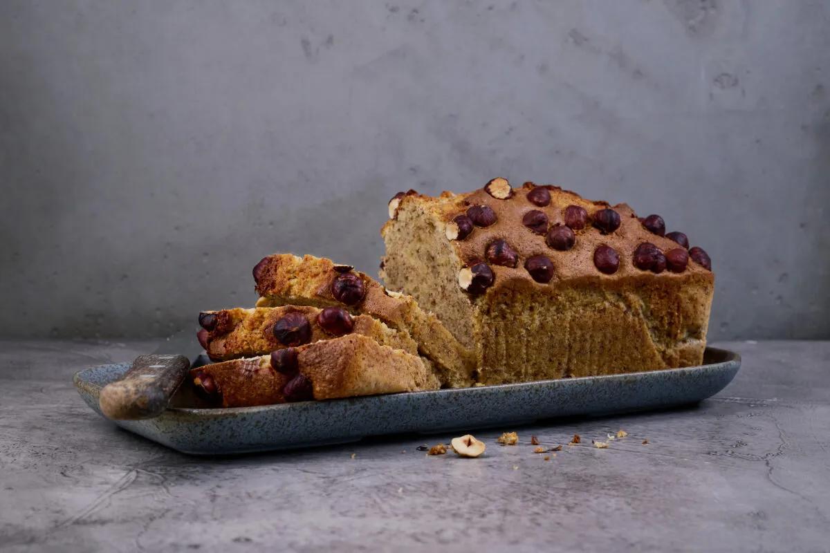 Cake neuchâtelois aux noisettes. Das fertige Gericht schön angerichtet und fotografiert aus Vogelperspektive (Food Fotografie). Serviervorschlag, Original Tiptopf Rezept, aus dem bekanntesten Kochbuch der Schweiz