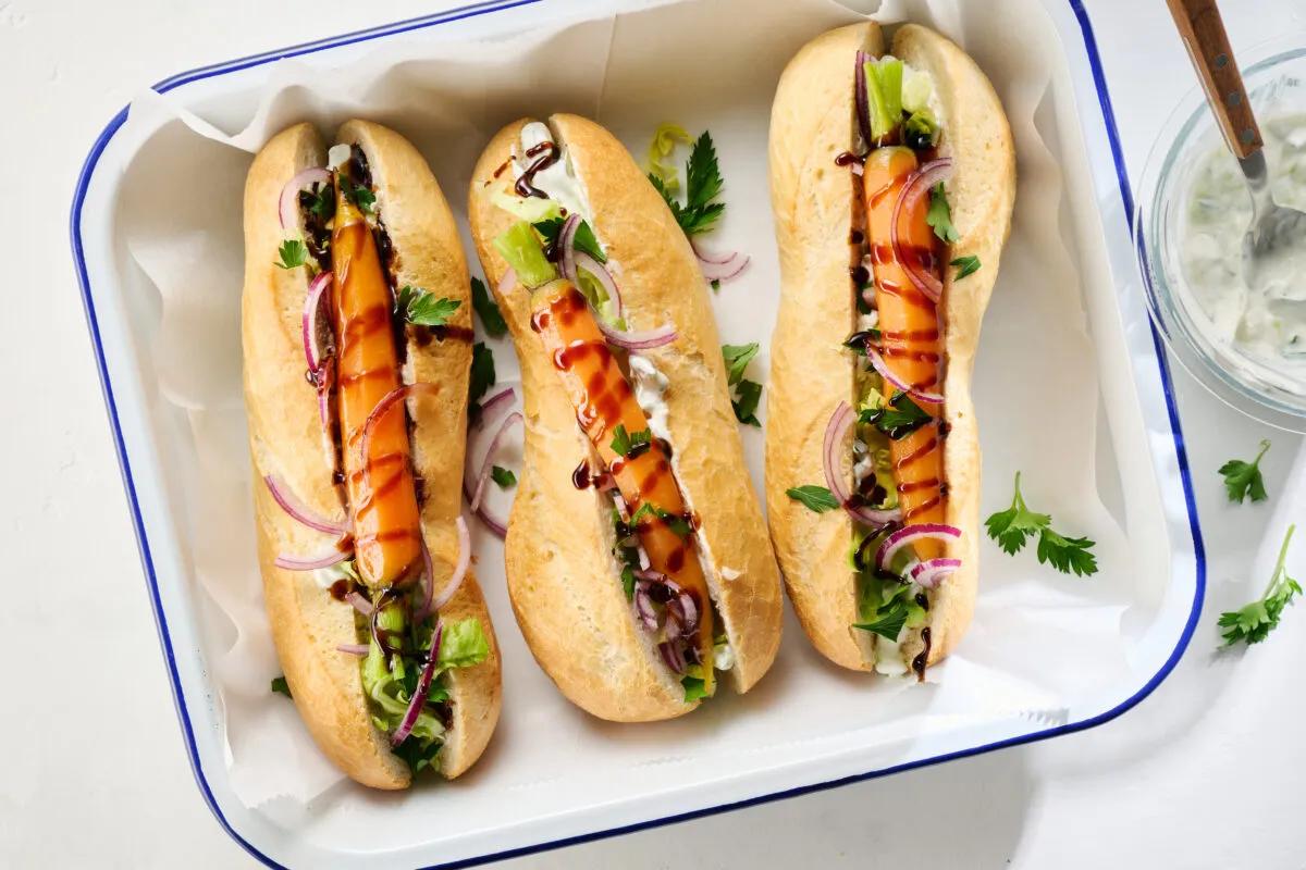 Hotdog aux carottes. Das fertige Gericht schön angerichtet und fotografiert aus Vogelperspektive (Food Fotografie). Serviervorschlag, Original Tiptopf Rezept, aus dem bekanntesten Kochbuch der Schweiz