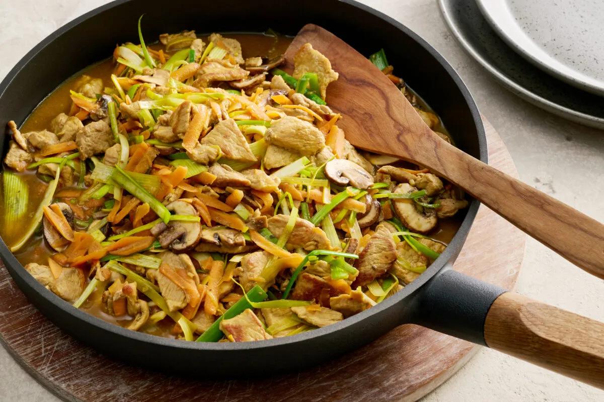 Emincé de porc jardinière. Das fertige Gericht schön angerichtet und fotografiert aus Vogelperspektive (Food Fotografie). Serviervorschlag, Original Tiptopf Rezept, aus dem bekanntesten Kochbuch der Schweiz