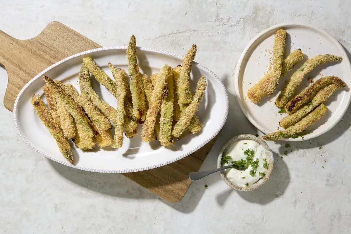 Frites d’asperges. Das fertige Gericht schön angerichtet und fotografiert aus Vogelperspektive (Food Fotografie). Serviervorschlag, Original Tiptopf Rezept, aus dem bekanntesten Kochbuch der Schweiz