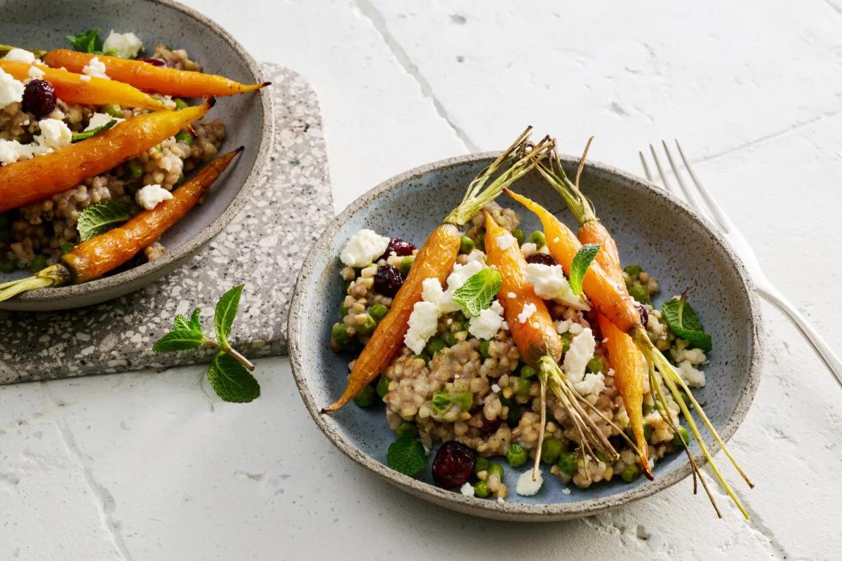 Salade de sarrasin et carottes. Das fertige Gericht schön angerichtet und fotografiert aus Vogelperspektive (Food Fotografie). Serviervorschlag, Original Tiptopf Rezept, aus dem bekanntesten Kochbuch der Schweiz