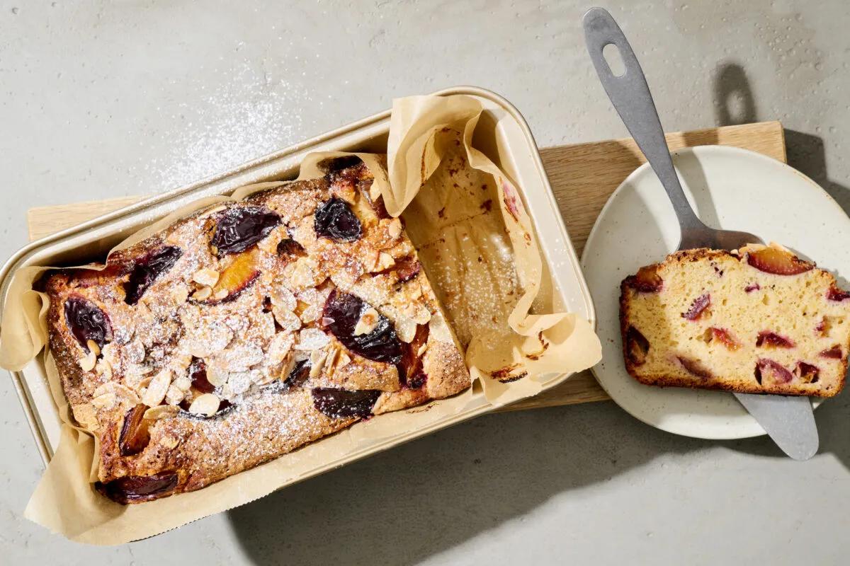 Cake aux pruneaux. Das fertige Gericht schön angerichtet und fotografiert aus Vogelperspektive (Food Fotografie). Serviervorschlag, Original Tiptopf Rezept, aus dem bekanntesten Kochbuch der Schweiz