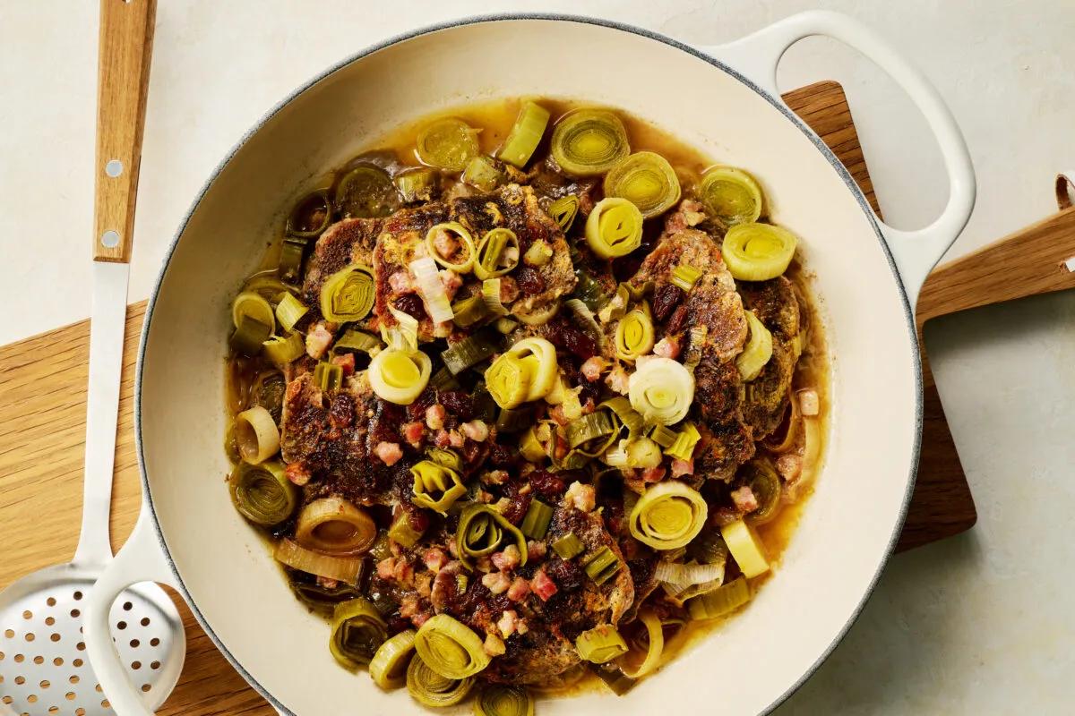 Tranches braisées au citron et au poireau. Das fertige Gericht schön angerichtet und fotografiert aus Vogelperspektive (Food Fotografie). Serviervorschlag, Original Tiptopf Rezept, aus dem bekanntesten Kochbuch der Schweiz