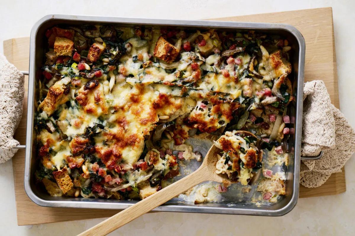 Gratin de pain et côtes de bette. Das fertige Gericht schön angerichtet und fotografiert aus Vogelperspektive (Food Fotografie). Serviervorschlag, Original Tiptopf Rezept, aus dem bekanntesten Kochbuch der Schweiz